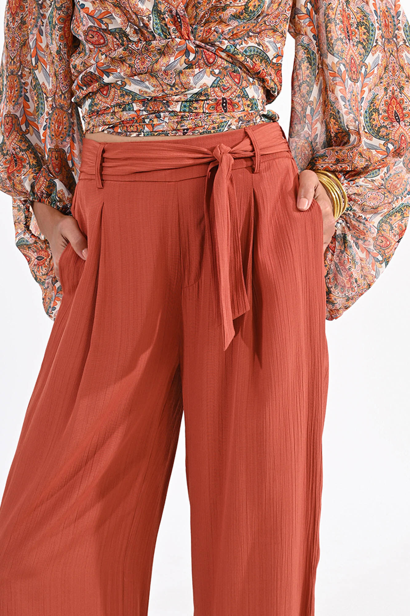 Pantalon de mujer largo con lazada y pliegues Pantalones de mujer Cortefiel