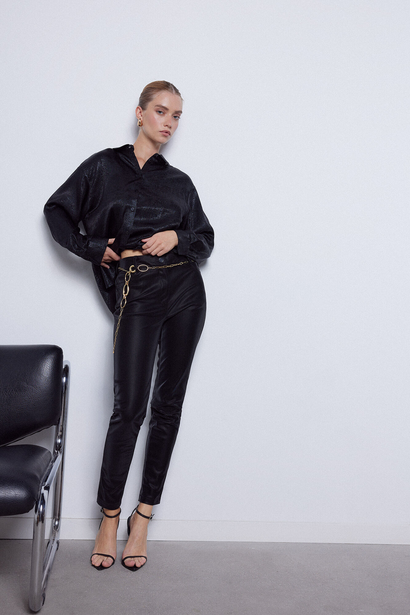 Mid-rise leather effect trousers | MANGO