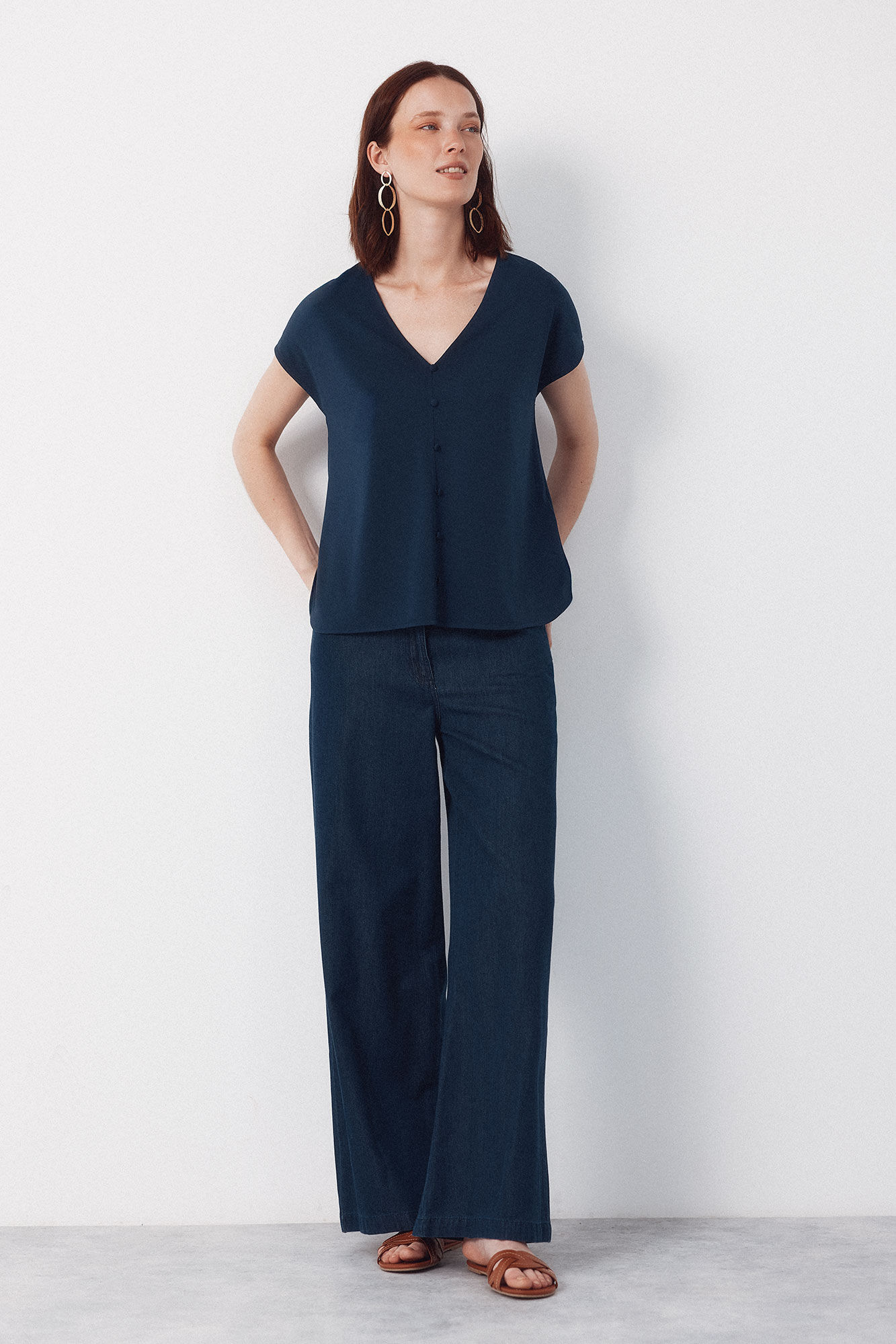 Cortefiel V- buttons neckline v