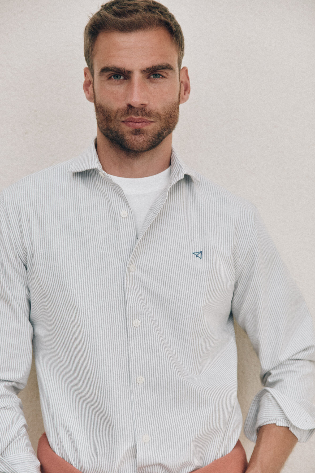 Camisa cuello italiano hombre 2025