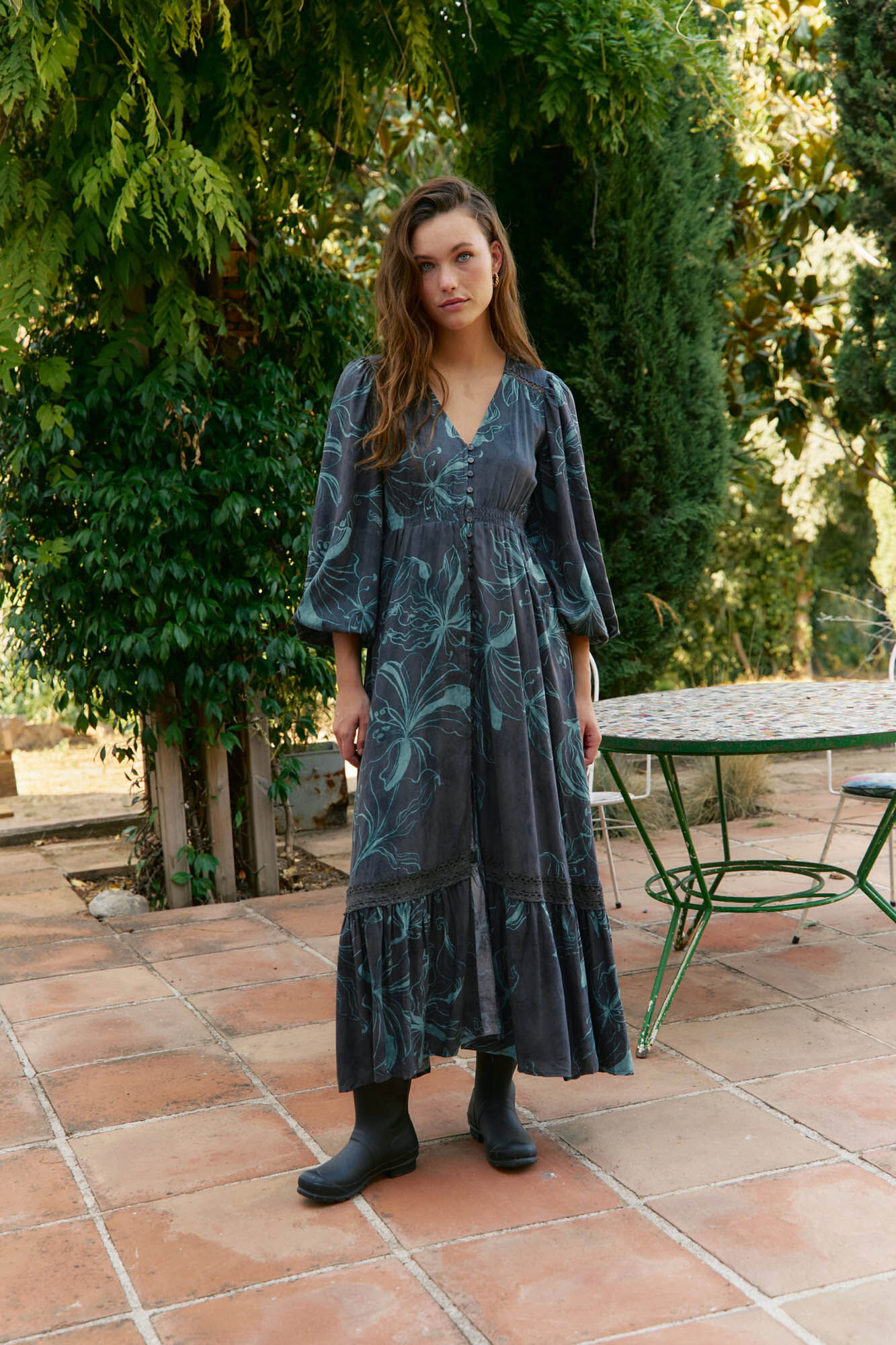 Jaase Vestido longo Carmen de manga comprida com estampado de l&iacute;rio da meia-noite