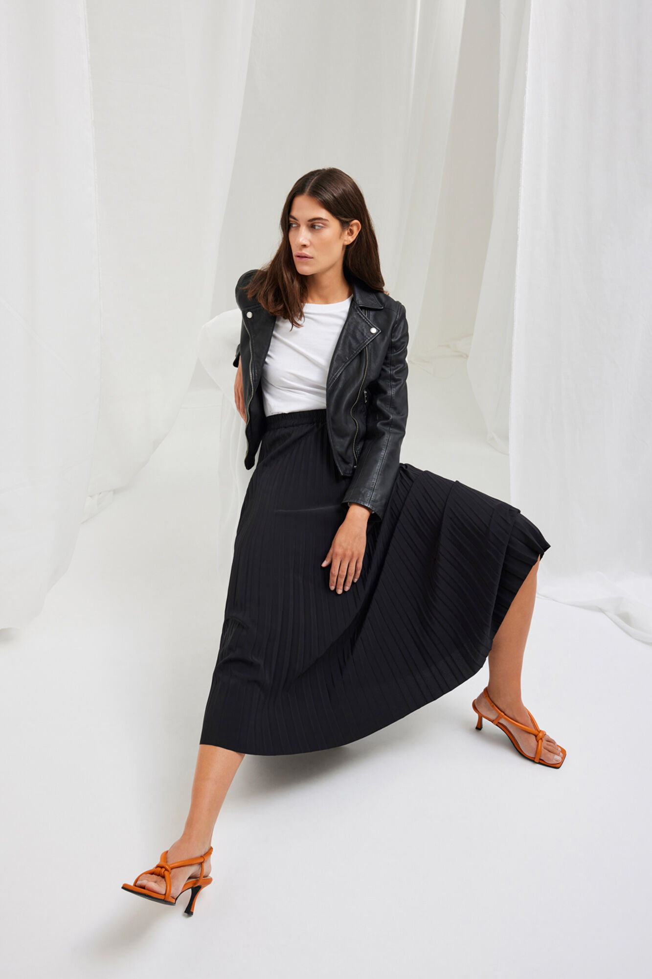 Pleated midi skirt made with recycled materials. Women s skirts