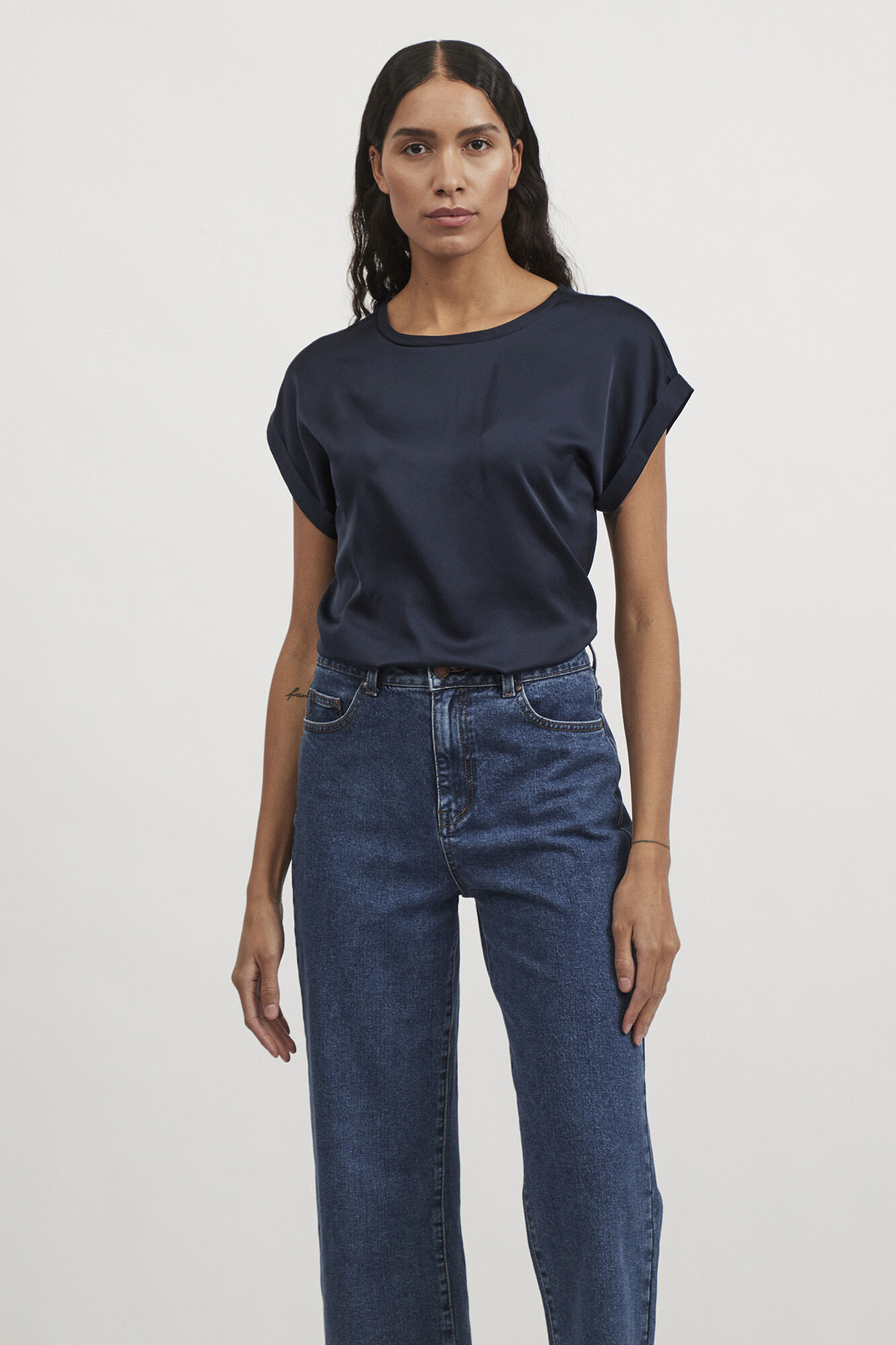 Vila Blusa de cetim de manga curta