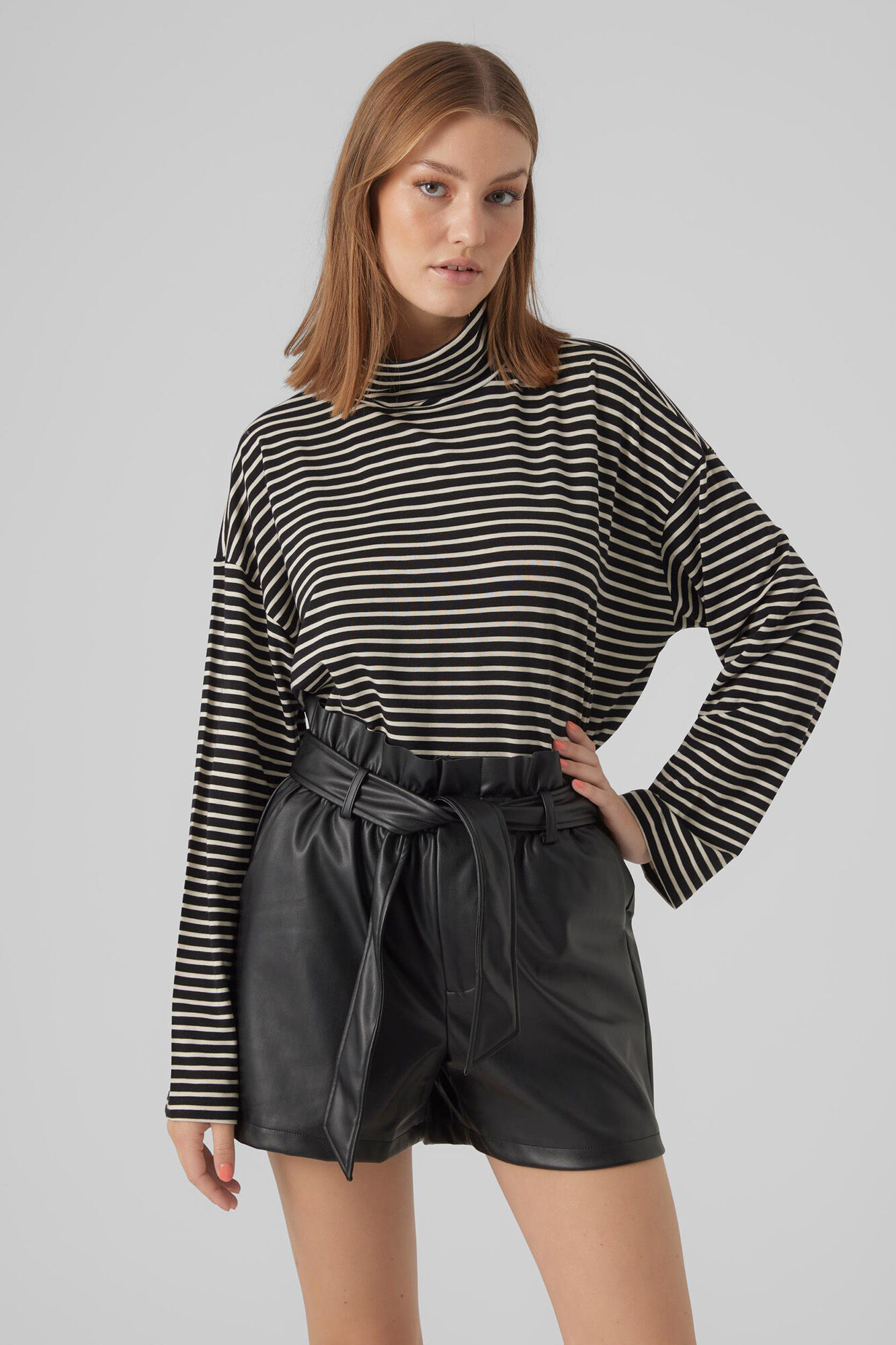 Camiseta de mujer de rayas con cuello alto