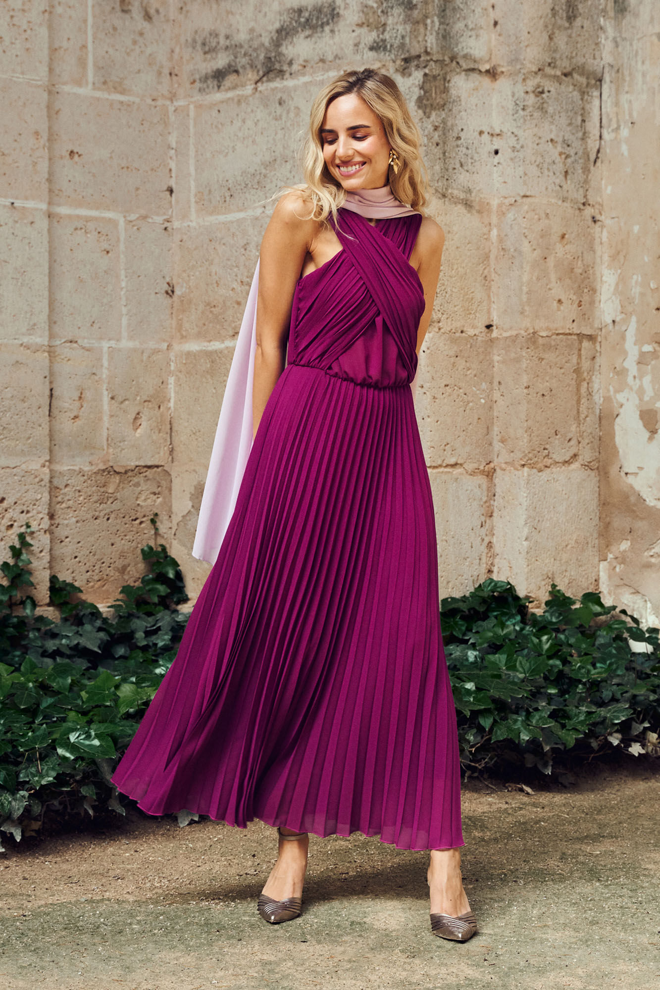 Vestido largo con plisados Vestidos y monos de mujer Cortefiel