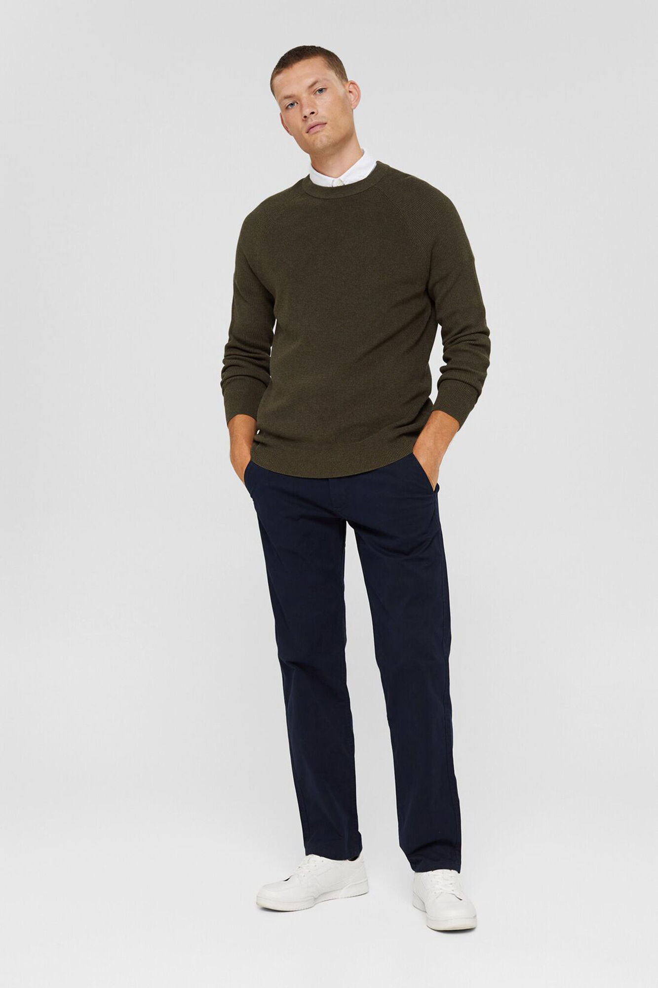Pantalon chino straight fit en algodon organico Pantalones de hombre Cortefiel