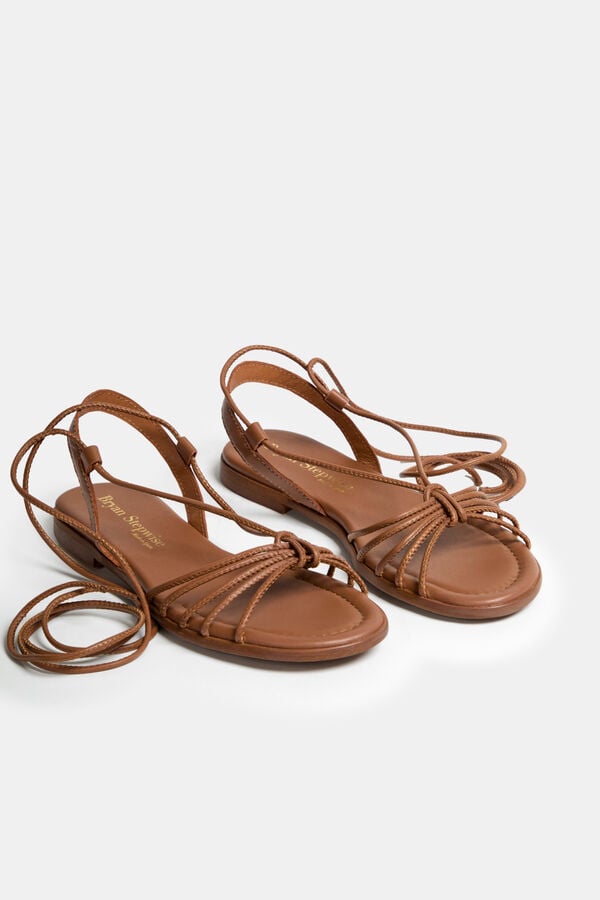 Bryan Stepwise Sand&aacute;lia rasa em pele Castanho