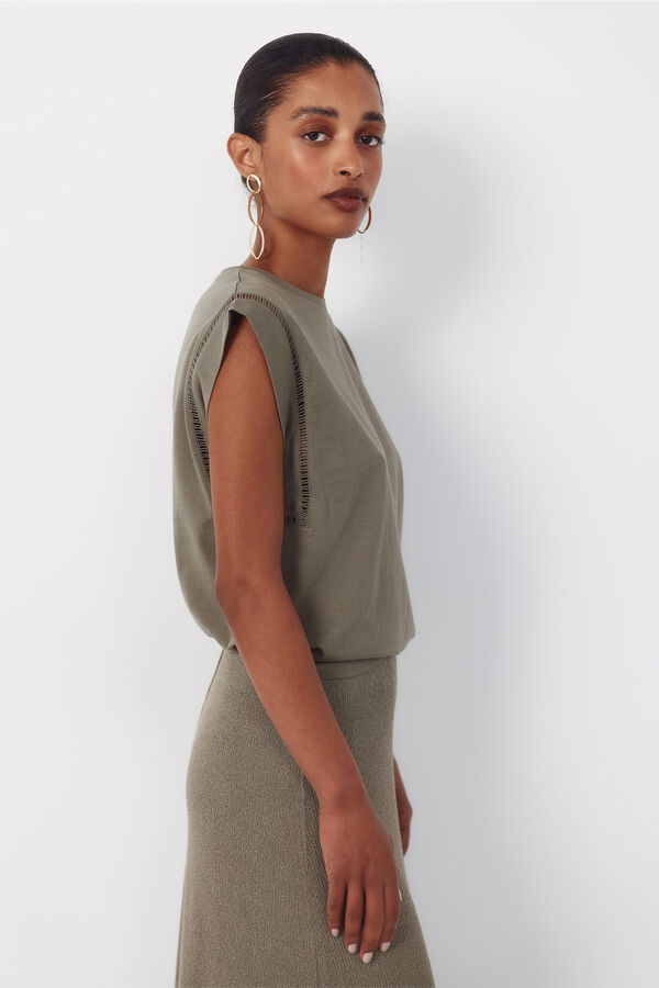 Cortefiel Camiseta com detalhe em renda na cava. Verde