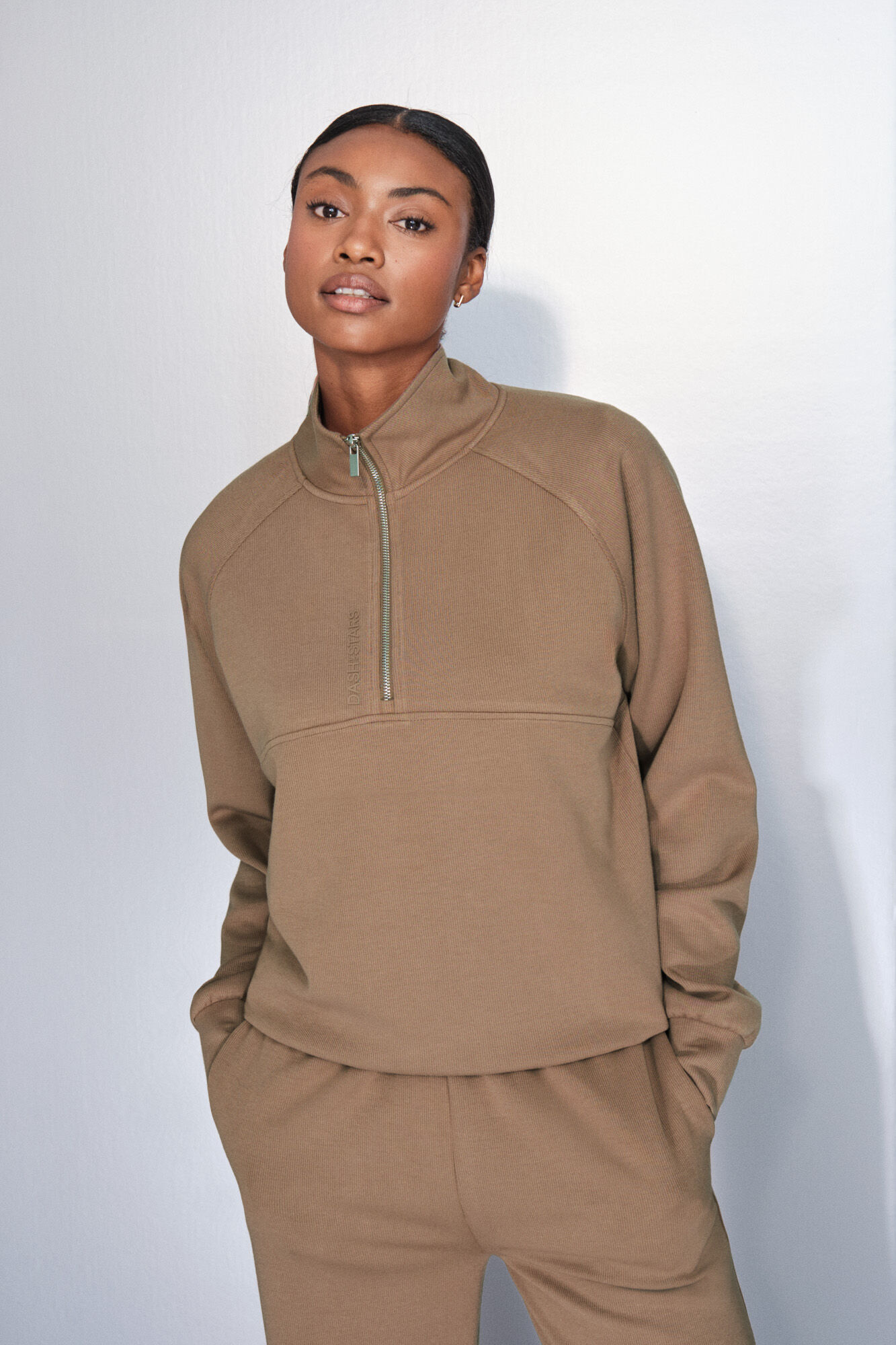 Dash and Stars Sudadera cuello cremallera marr&oacute;n