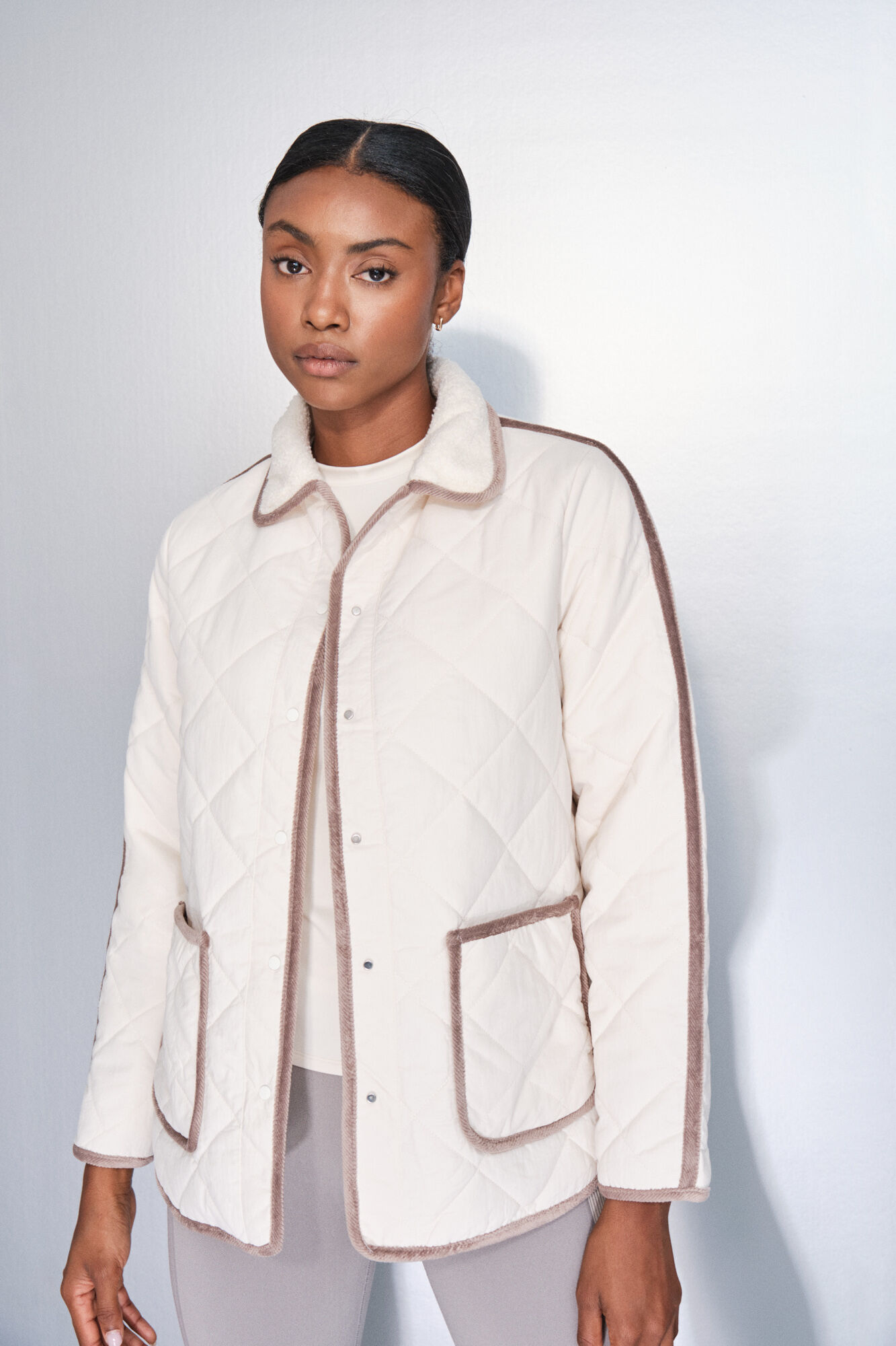 Dash and Stars Casaco acolchoada bege com losangos