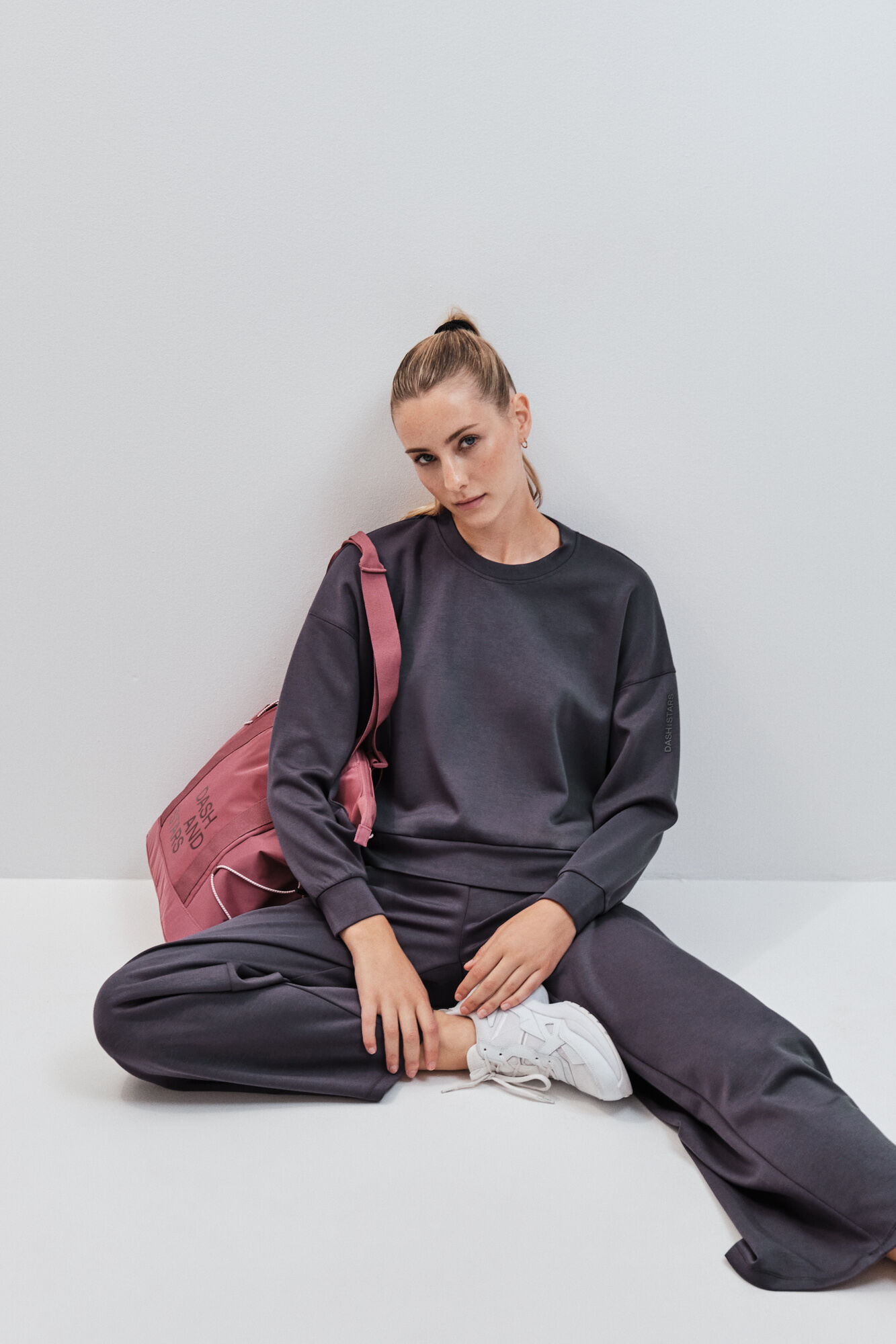 Dash and Stars Sweatshirt college em modal cinza