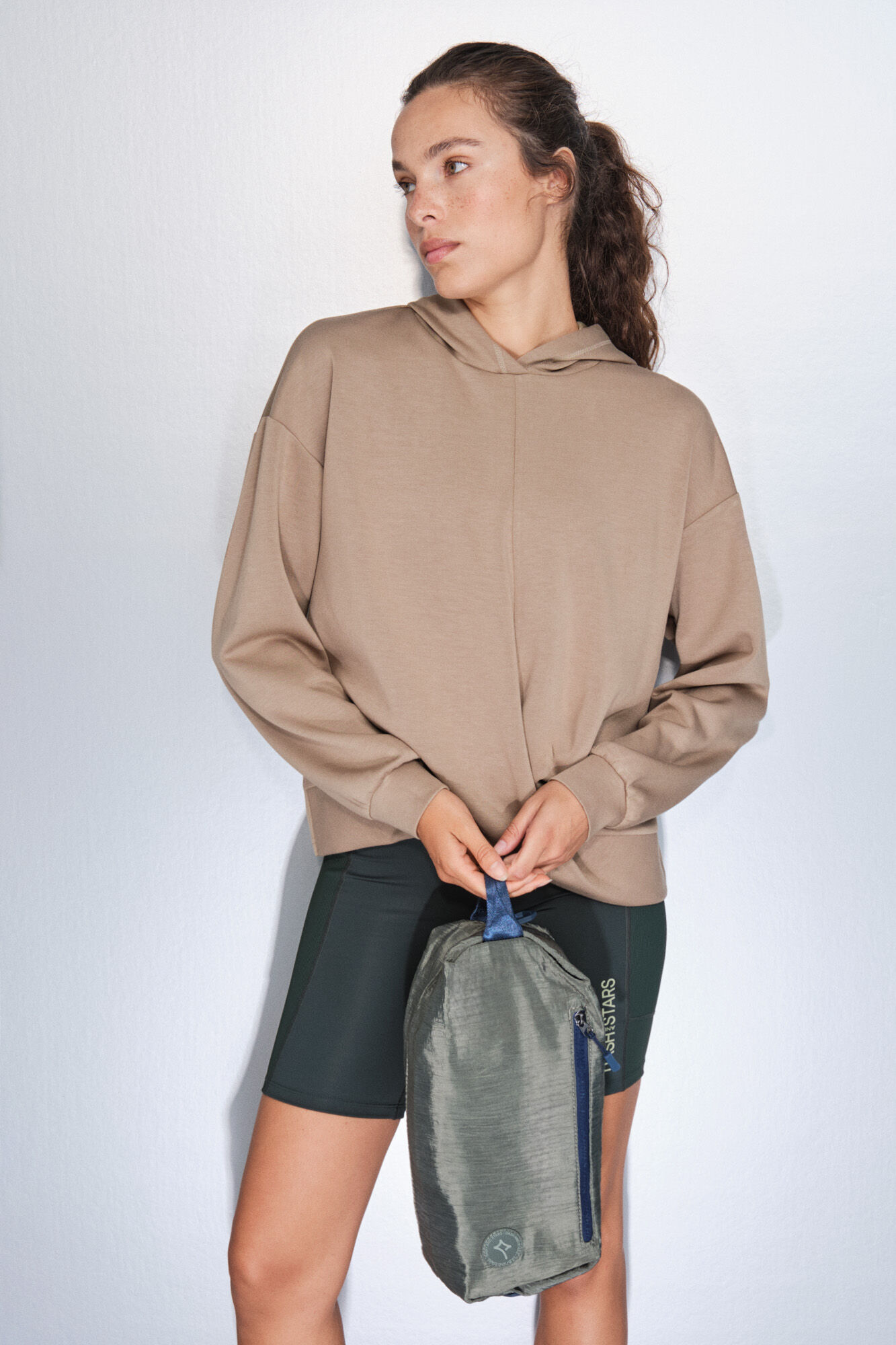 Dash and Stars Bolso bandolera nylon  kaki satinado