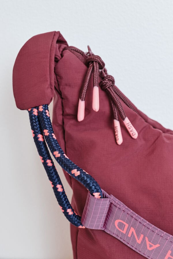 Dash and Stars Mala a tiracolo acolchoada em nylon vermelho