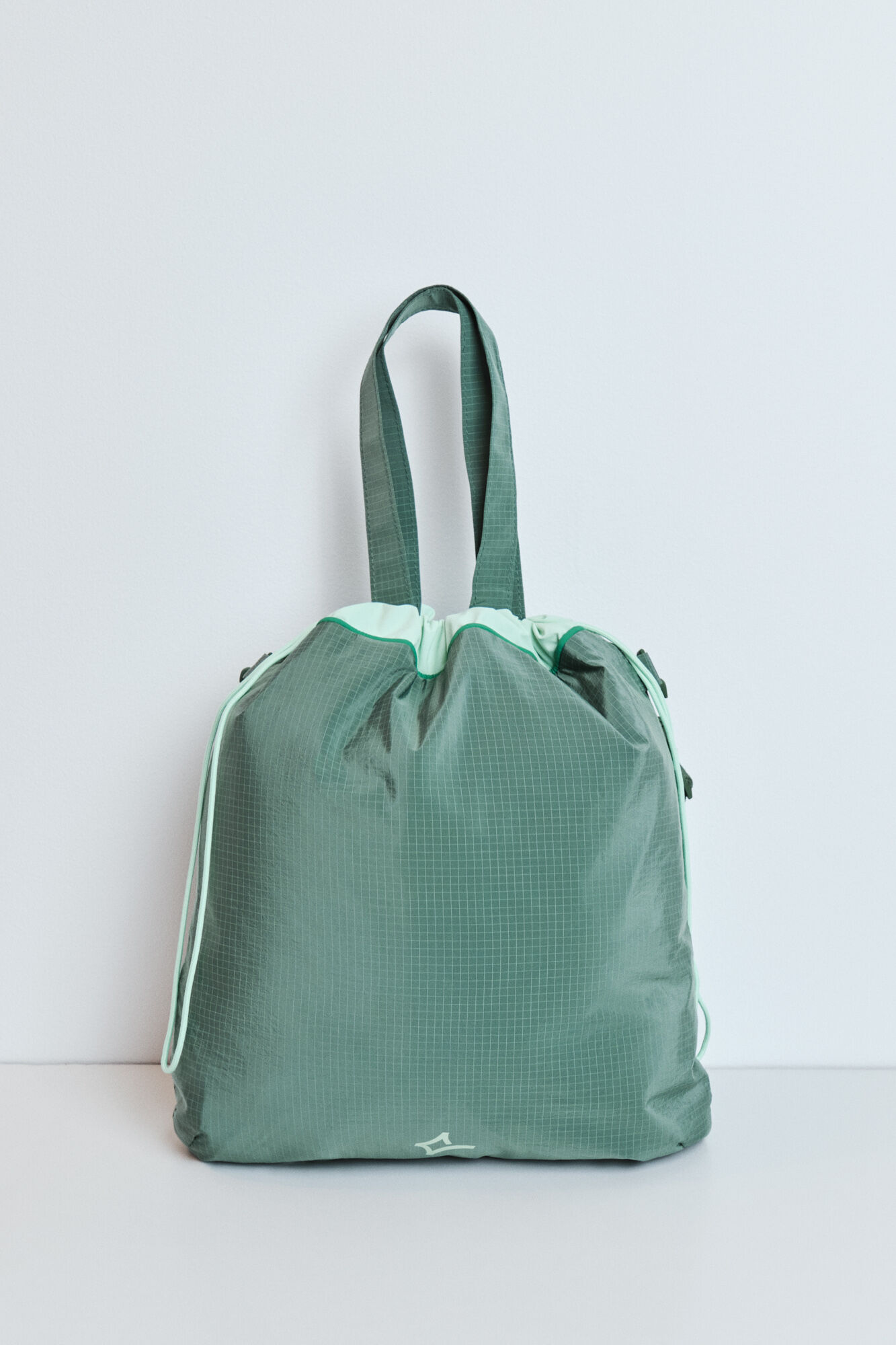 Dash and Stars Mala tote bag acolchoada em nylon