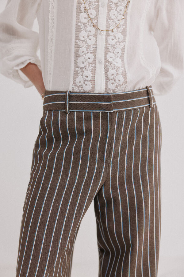 Hoss Intropia P&iacute;a. Cal&ccedil;as &agrave;s riscas Castanho