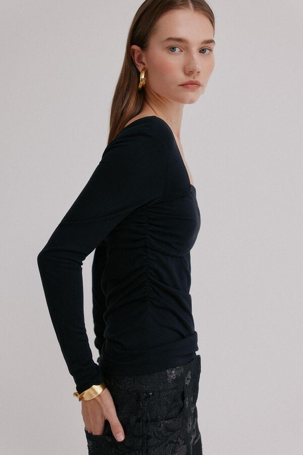 Hoss Intropia Magnolia. Top decote assimétrico Preto