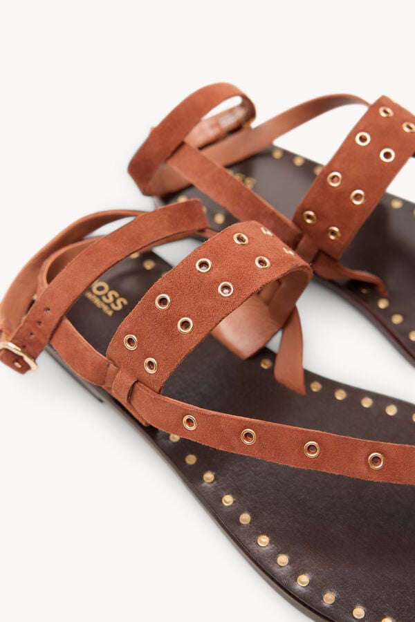 Hoss Intropia Miren. Sand&aacute;lias com tachas de camur&ccedil;a Castanho