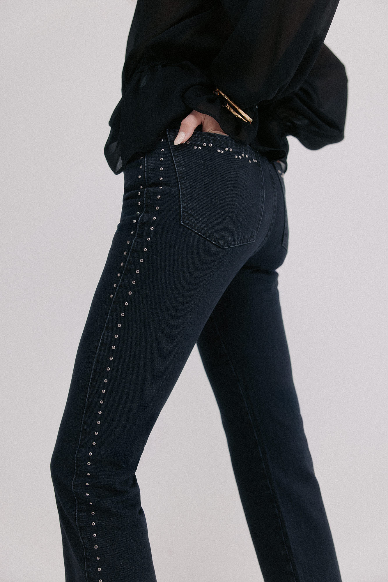 Hoss Intropia Basileia. Cal&ccedil;a jeans com tachas