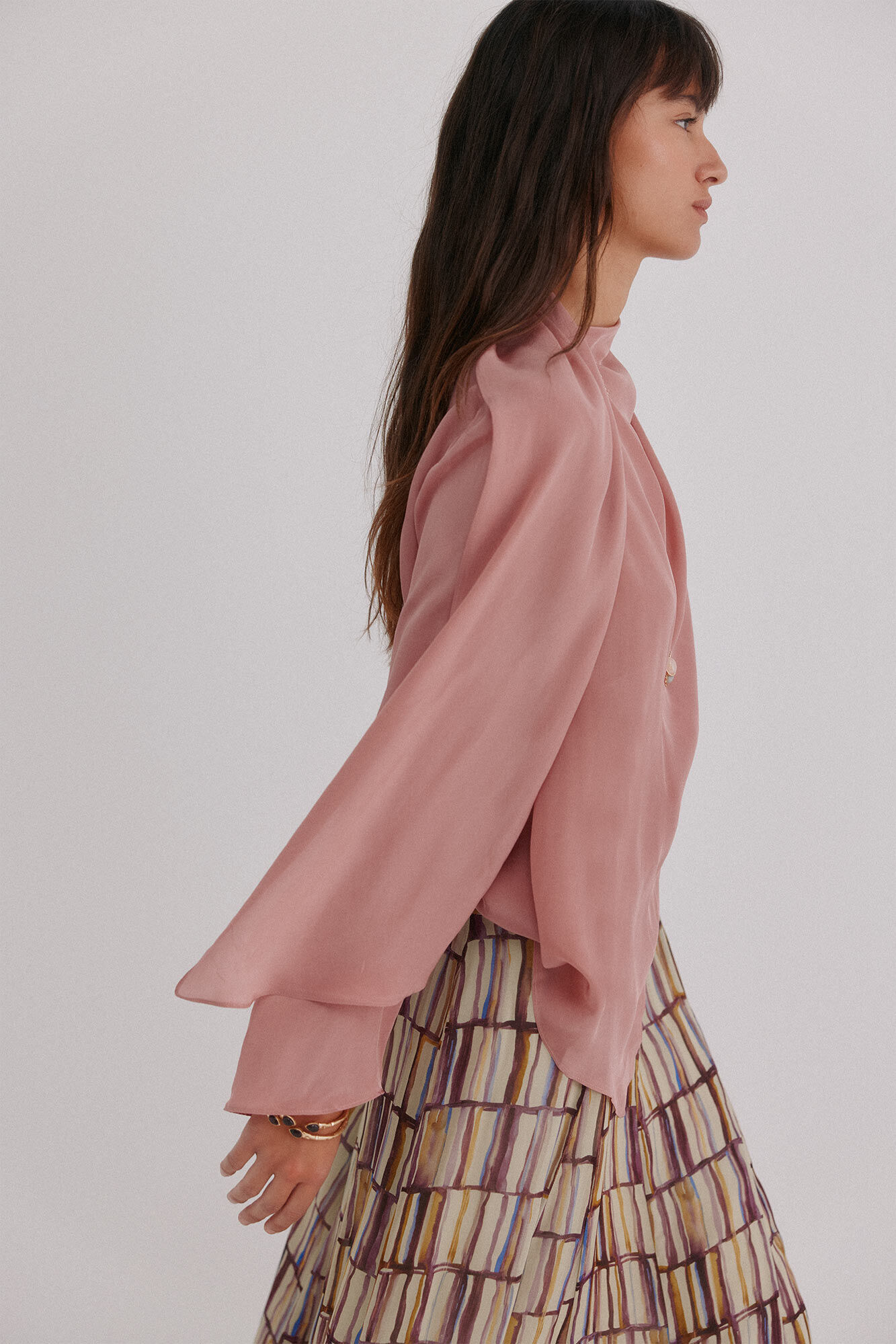 Hoss Intropia Guiado. Blusa com decote cruzado assim&eacute;trico