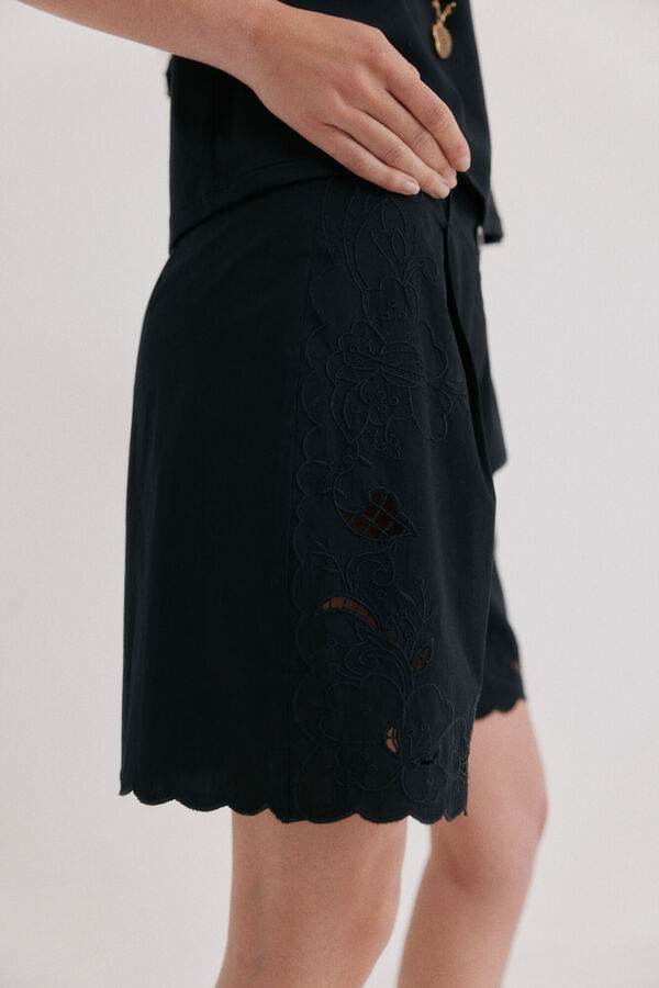 Hoss Intropia Pina. Bermuda with floral embroidery Black