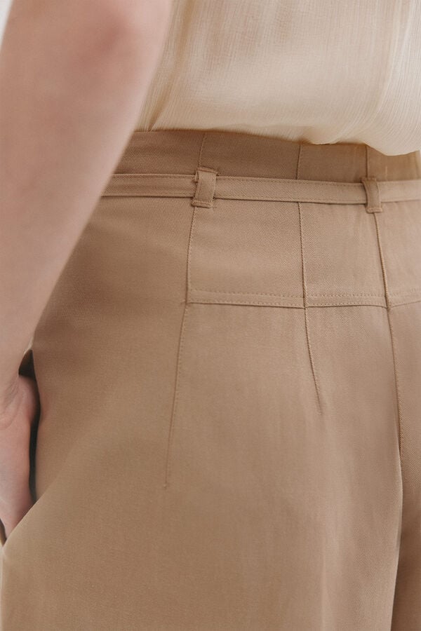 Hoss Intropia Poppy. Cal&ccedil;a fluida com pin&ccedil;as Ecru