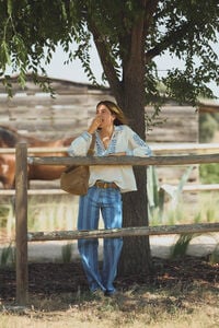 Hoss Intropia Blanca. Vaqueros a rayas