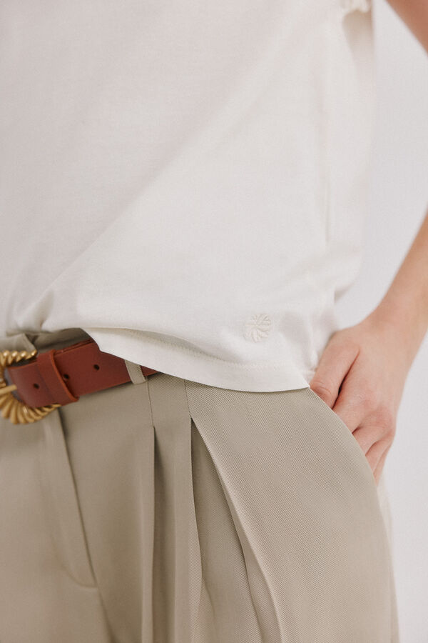 Hoss Intropia Mabel. T-shirt com aba Ecru