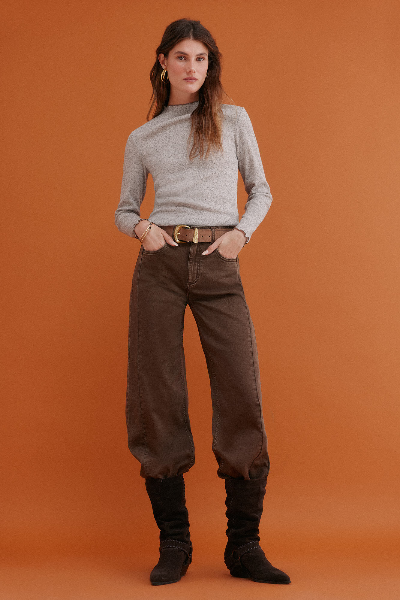 Hoss Intropia Olha. T-shirt de gola alta.