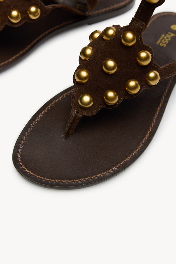 Hoss Intropia Maisa. Sand&aacute;lias com pe&ccedil;as met&aacute;licas em pele Castanho