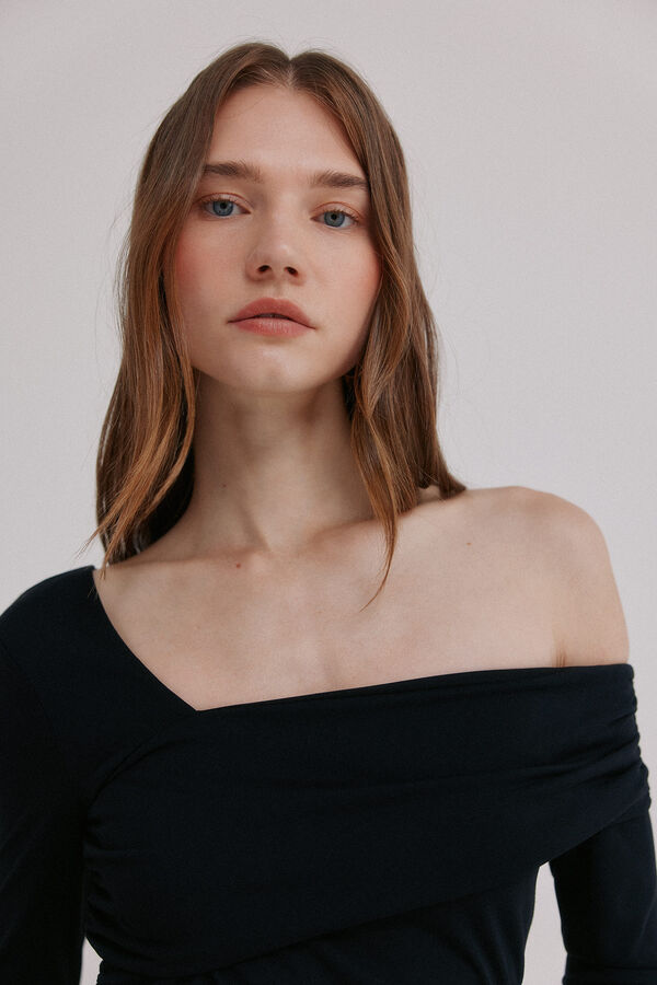 Hoss Intropia Magnolia. Top decote assimétrico Preto