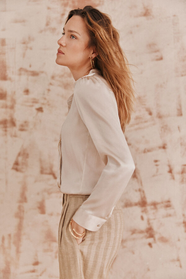 Hoss Intropia Cecilia. Camisa com babados. Beige