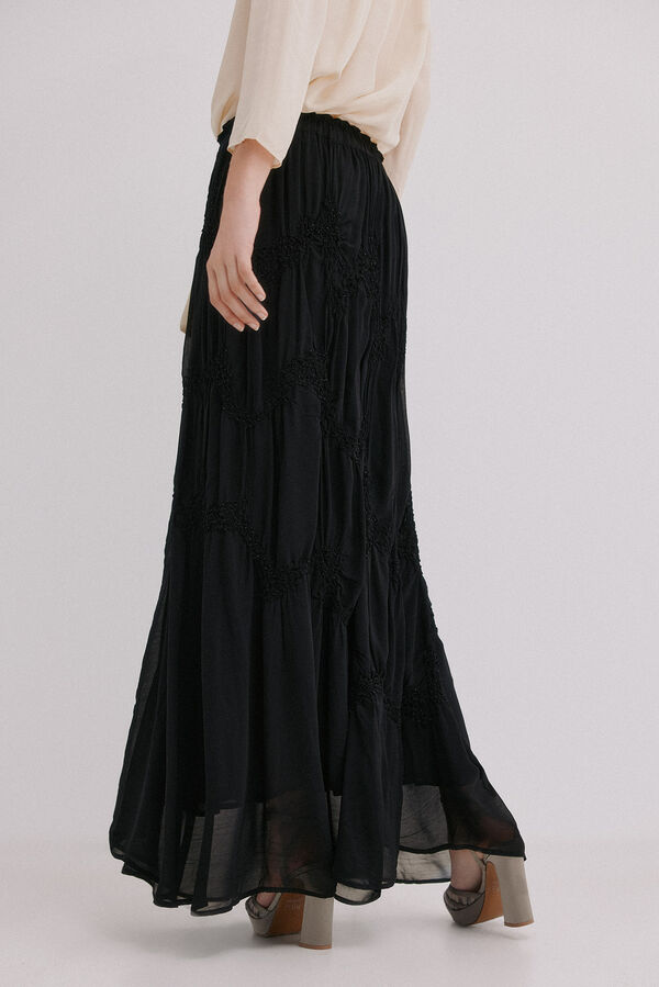 Hoss Intropia Romelia. Saia bordada Preto