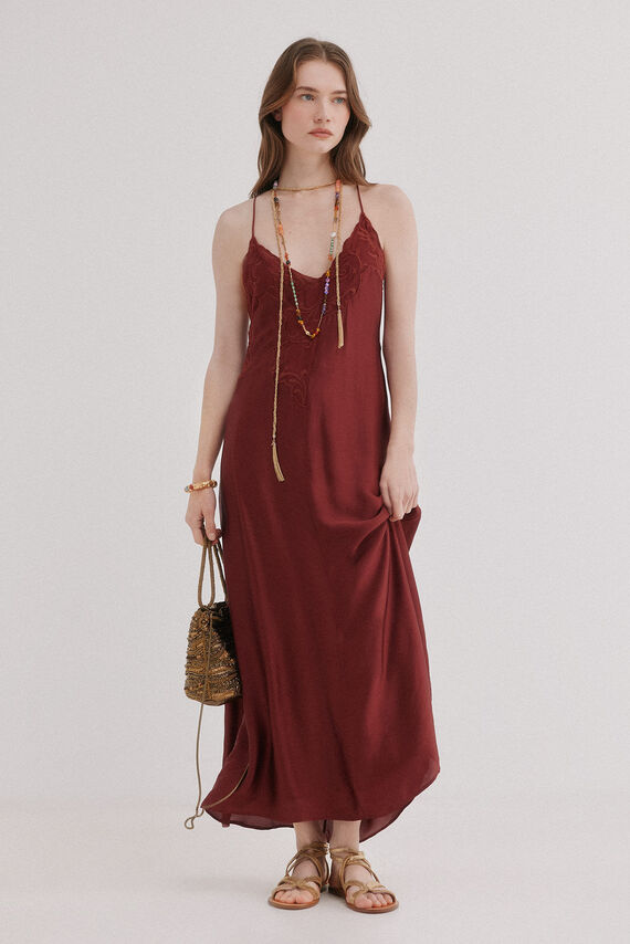 Amalia. Vestido lencero bordado