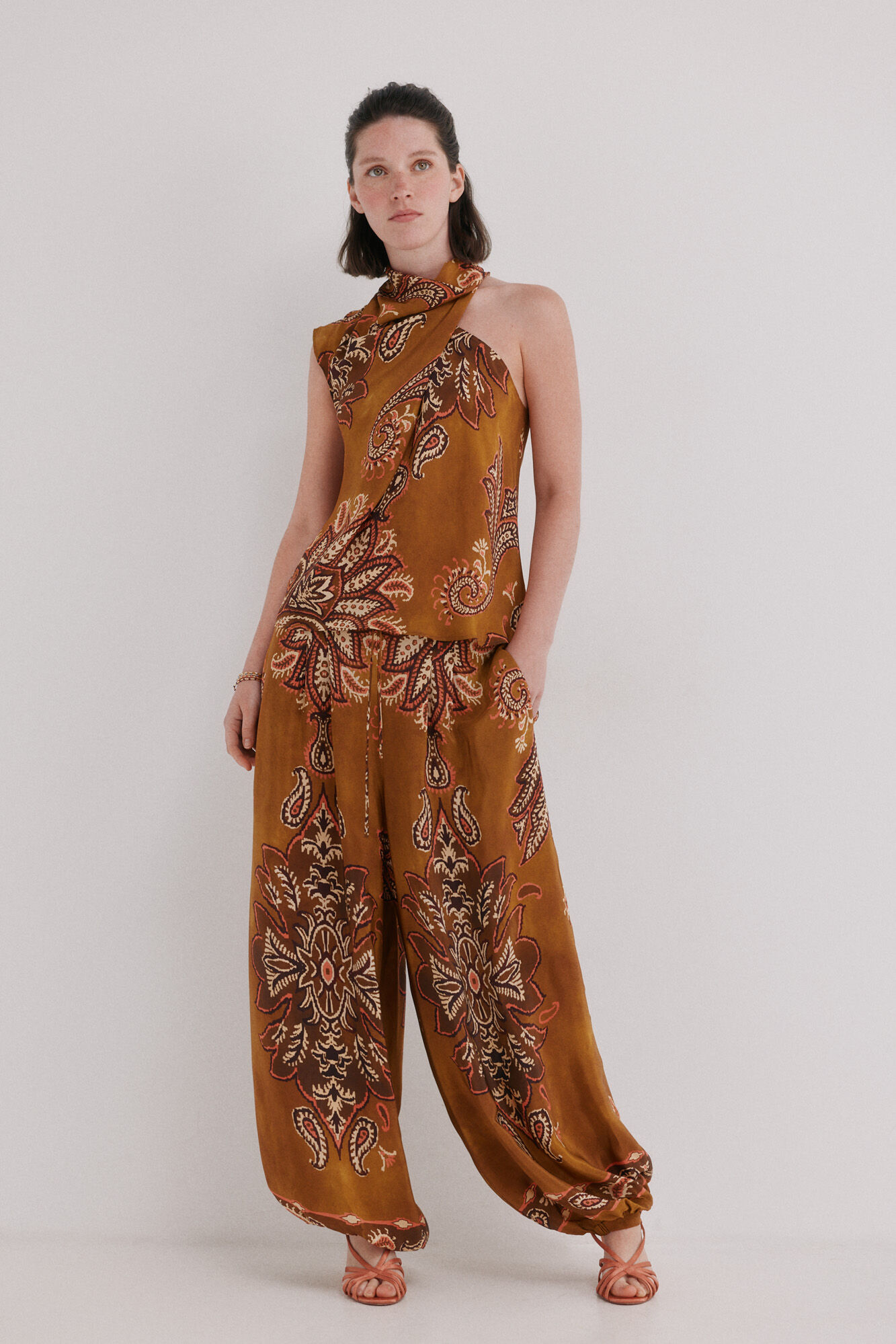 Hoss Intropia Cornelia. Blusa assim&eacute;trica