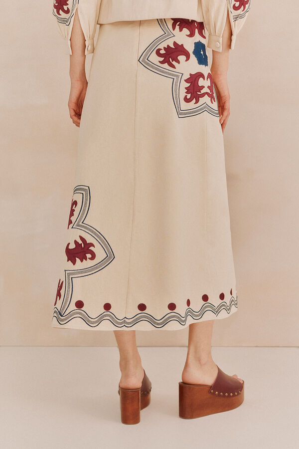 Hoss Intropia Paulina. Saia com remendos bordados. Beige