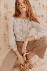 Hoss Intropia Cora. Camisa com gola recortada.