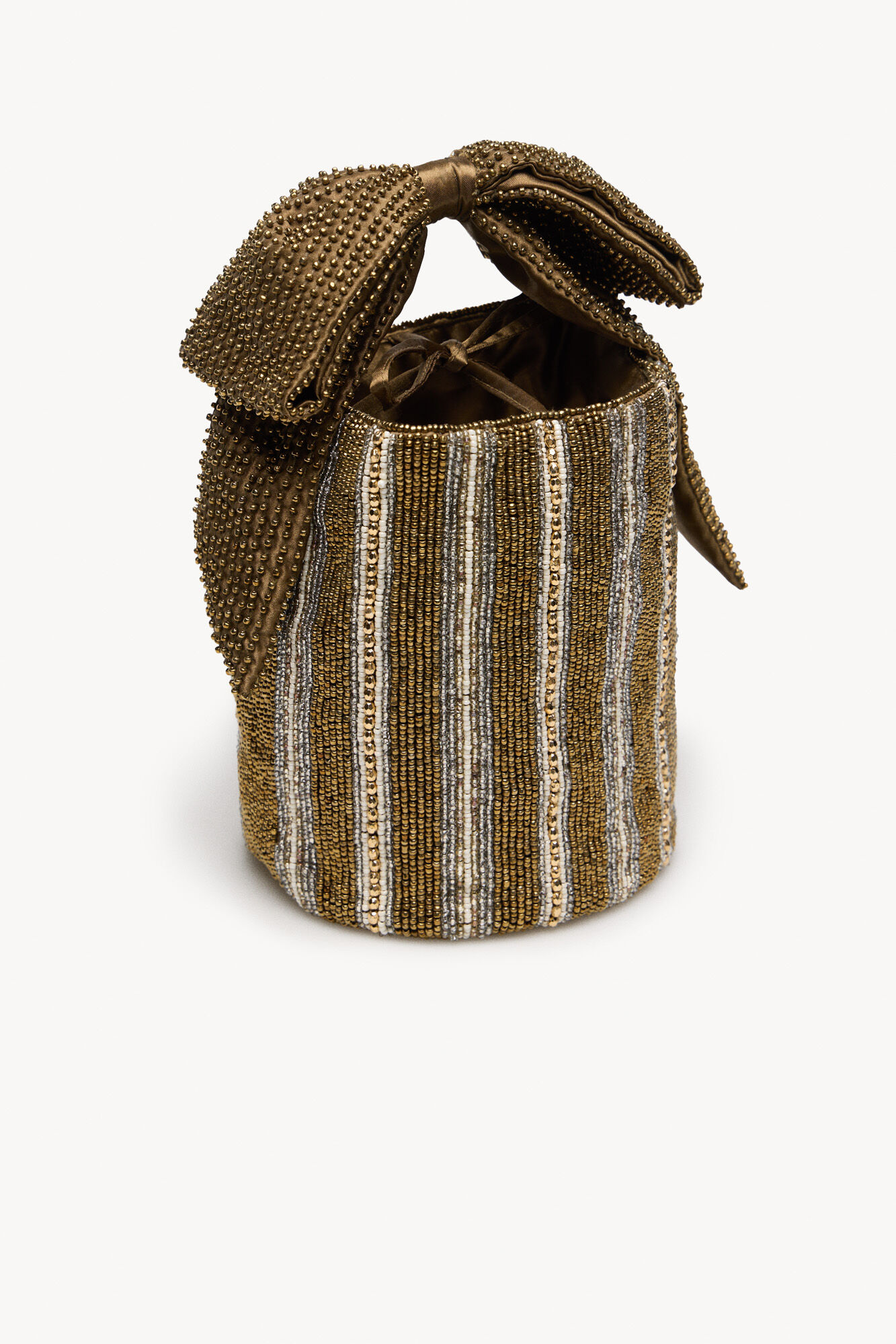 Hoss Intropia Nelsa. mala com la&ccedil;o e missangas