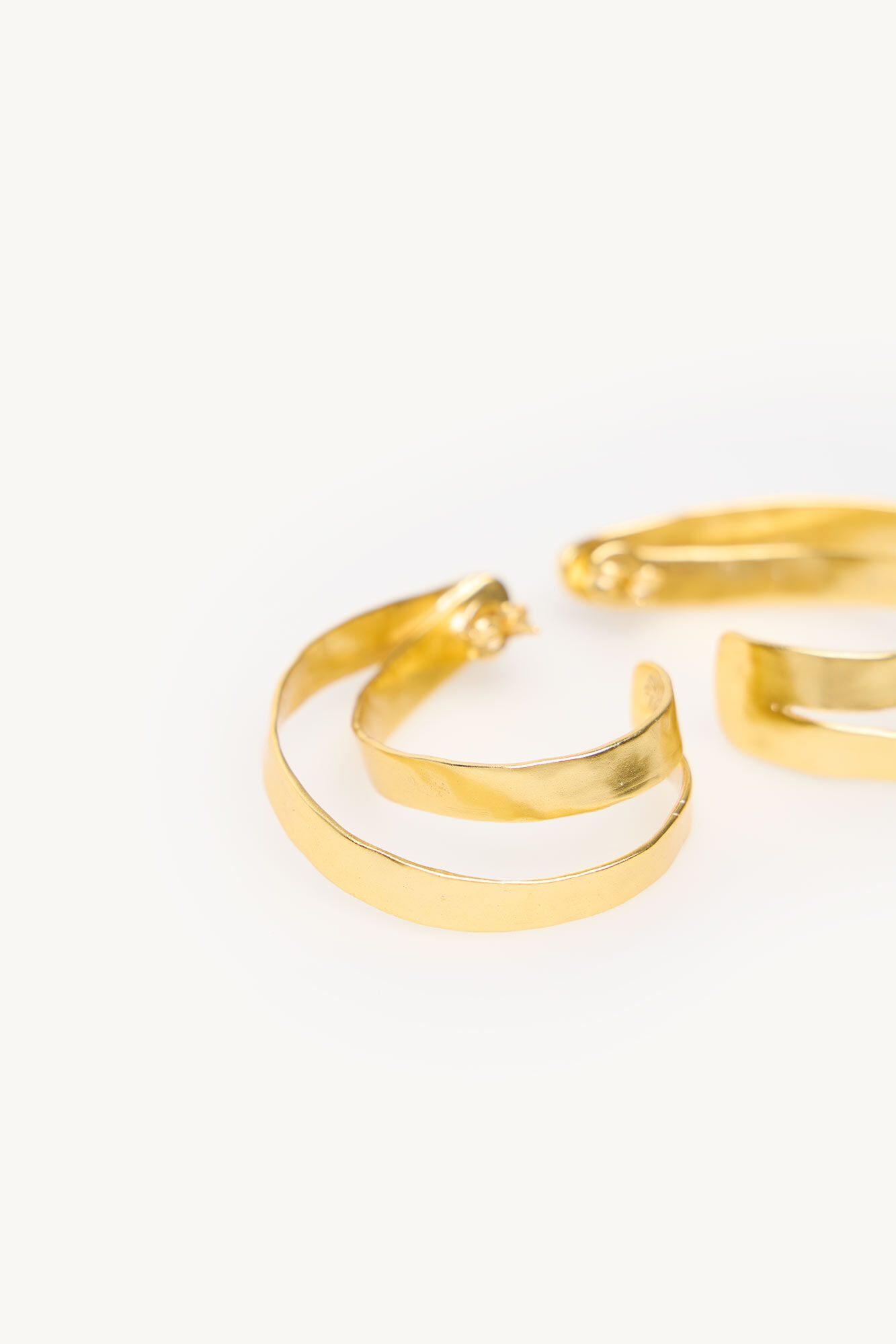 Hoss Intropia Melani. Aros banhados a ouro