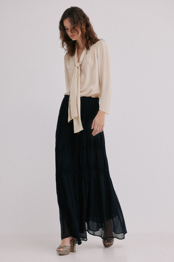 Hoss Intropia Romelia. Saia bordada Preto