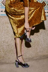 Hoss Intropia Maia. Sandália de salto de veludo Cinzento