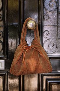 Hoss Intropia Nora. Bolsa de veludo com contas