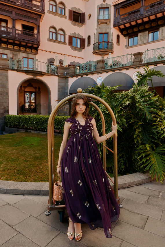 Aurora. Vestido bordado