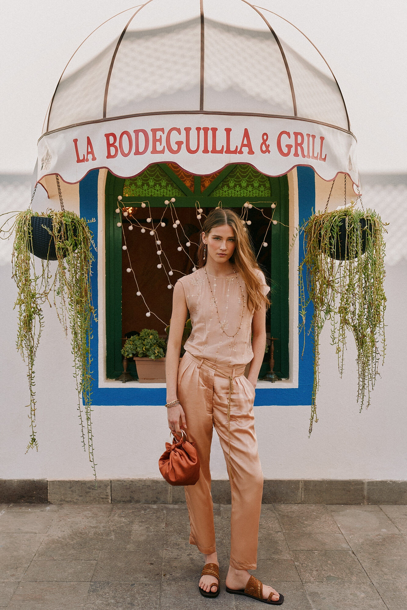 Hoss Intropia Pearl. Pantal&oacute;n flu&iacute;do satinado