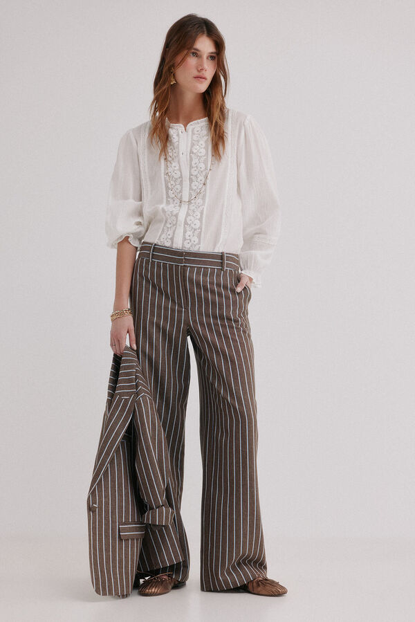 Hoss Intropia P&iacute;a. Cal&ccedil;as &agrave;s riscas Castanho