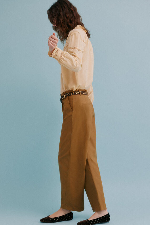 Paula. Pantalón con pliegues