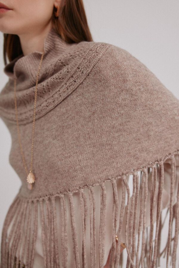 Hoss Intropia Marta. Capa de malha com franjas Branco