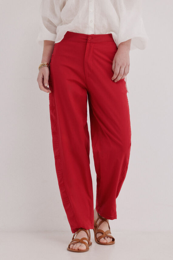 Pía. Pantalón tiro medio bordado