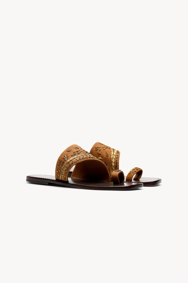 Hoss Intropia Macarena. Sand&aacute;lias bordadas em camur&ccedil;a Castanho