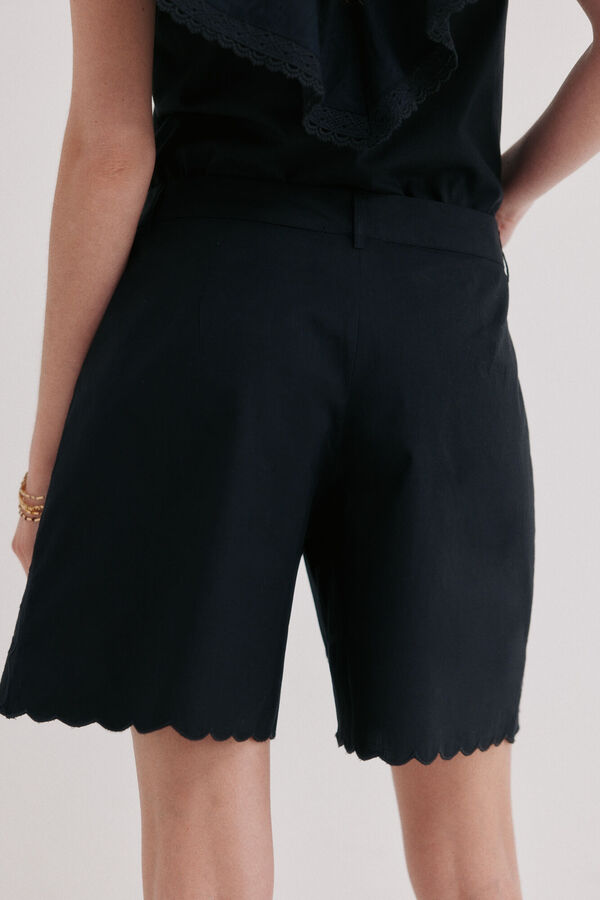 Hoss Intropia Pina. Bermuda with floral embroidery Black