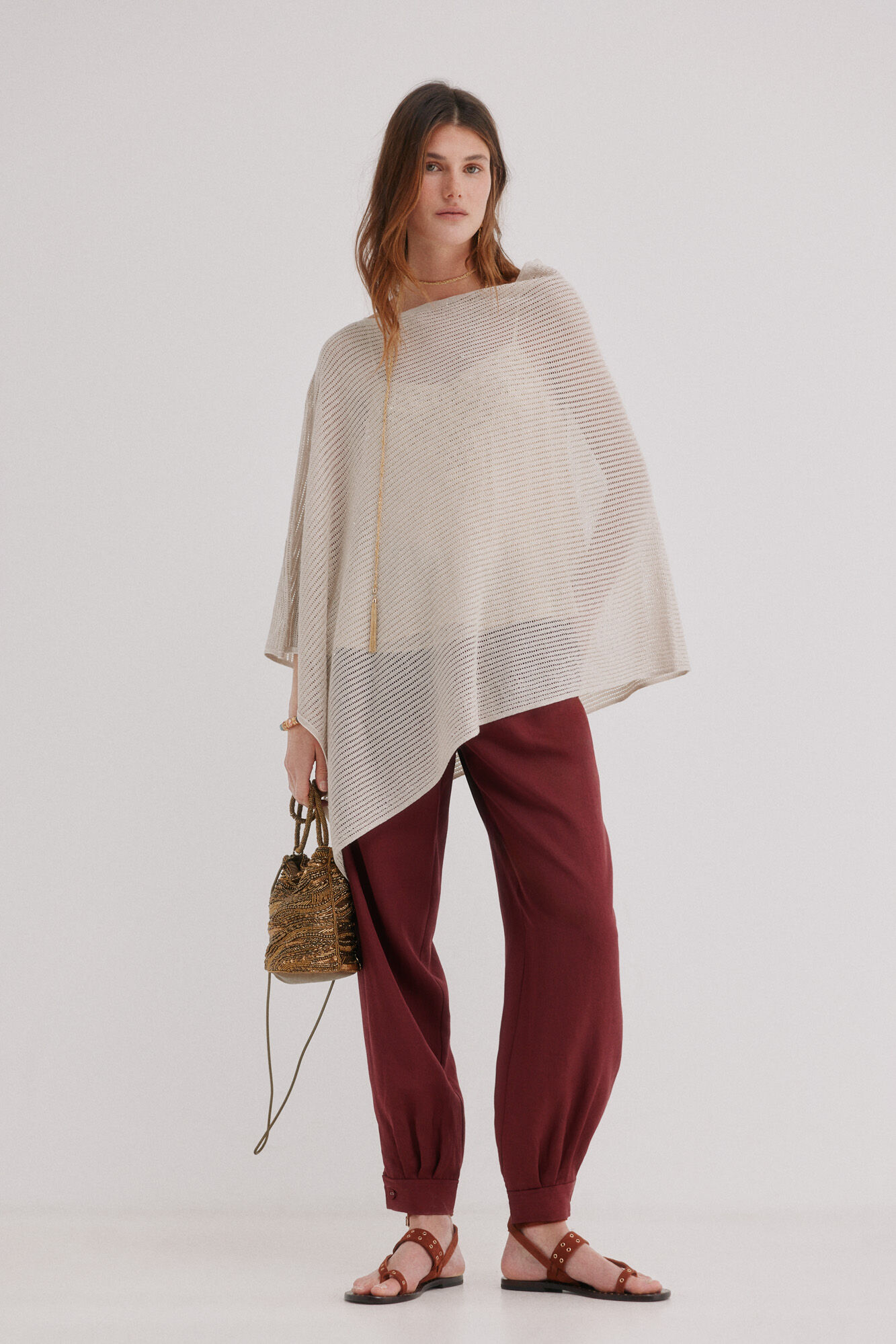 Hoss Intropia Ilduara. Capa asim&eacute;trica de punto